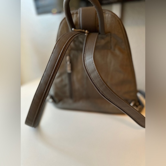 Baggallini Metro Backpack With RFID Phone Wristlet - Picture 3 of 9